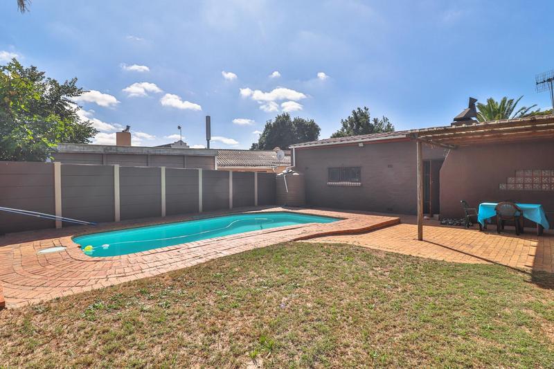 3 Bedroom Property for Sale in Oakglen Western Cape